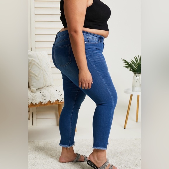 YMI Jeanswear Irene Frayed Cropped Jeans - Picture 7 of 9